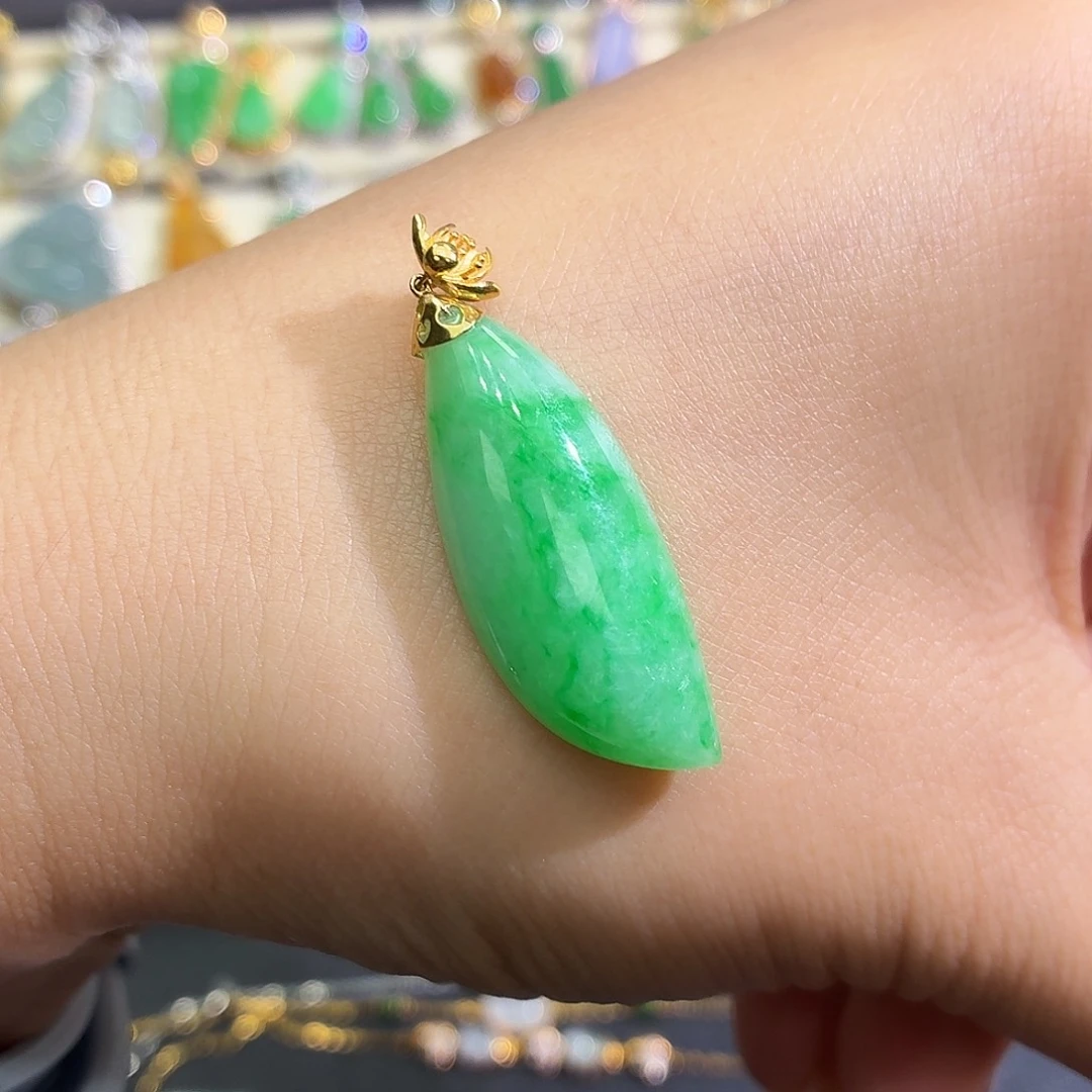 翡翠18K金镶嵌颈饰