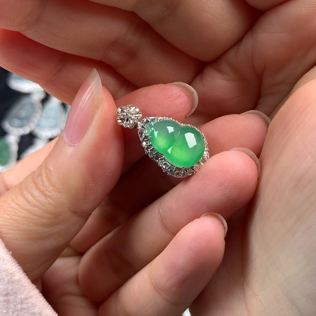 颈饰18K金镶嵌翡翠金丝甜绿葫芦