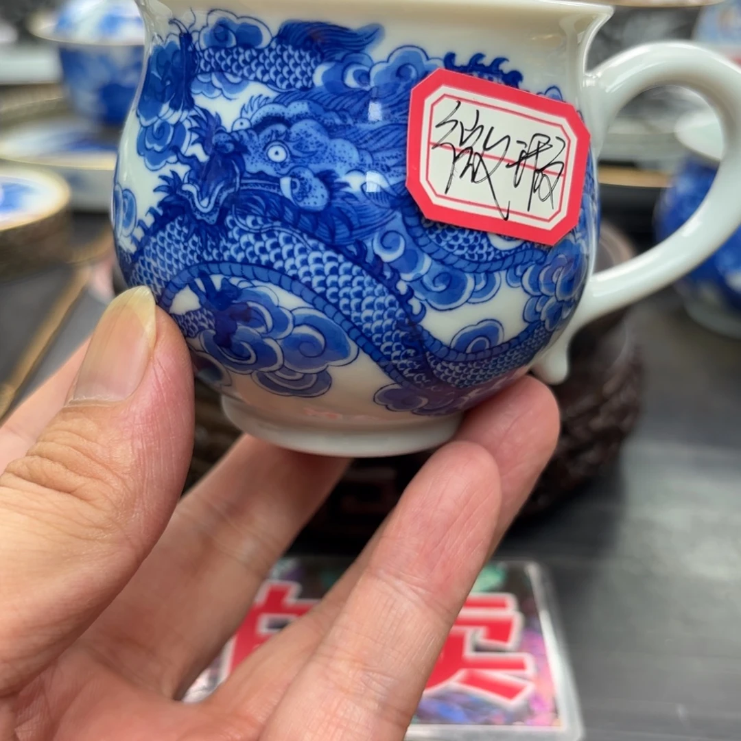 L****微瑕龙纹带把手杯子