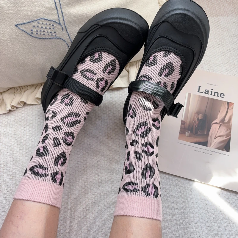 欧版秋冬新款粉色豹纹中筒袜刺绣小草莓甜美可爱弹力针织棉少女袜