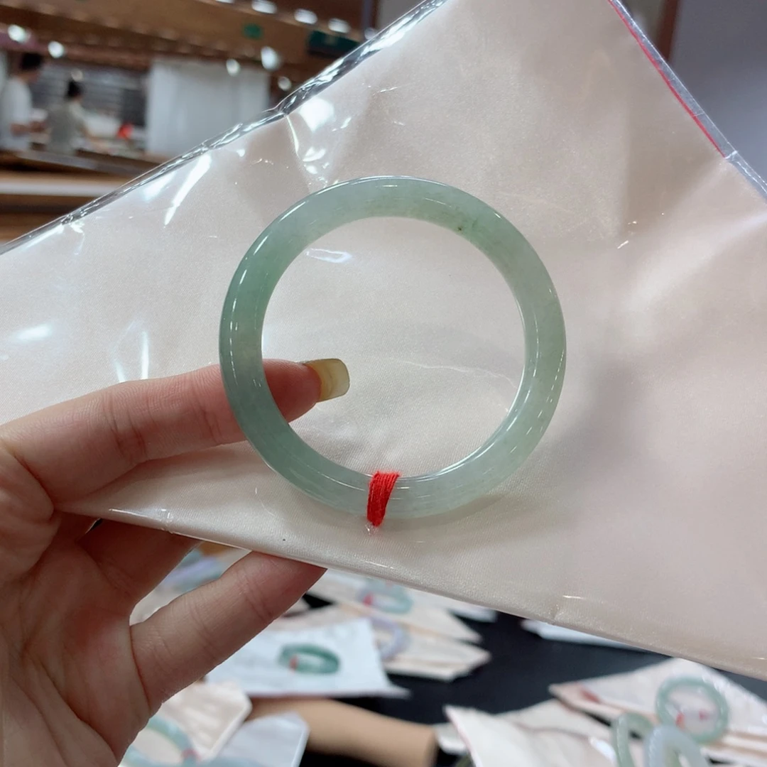 陳***娘未镶嵌手镯翡翠买断