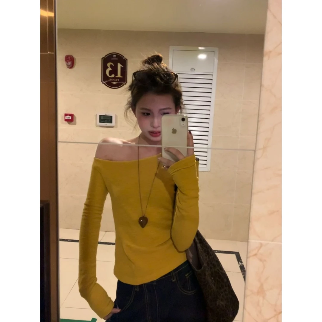 纯欲风黄色斜肩打底衫女春季可外穿修身显瘦小心机设计露肩上衣