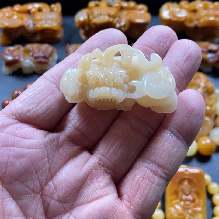 石英质玉（黄龙玉）未镶嵌颈饰