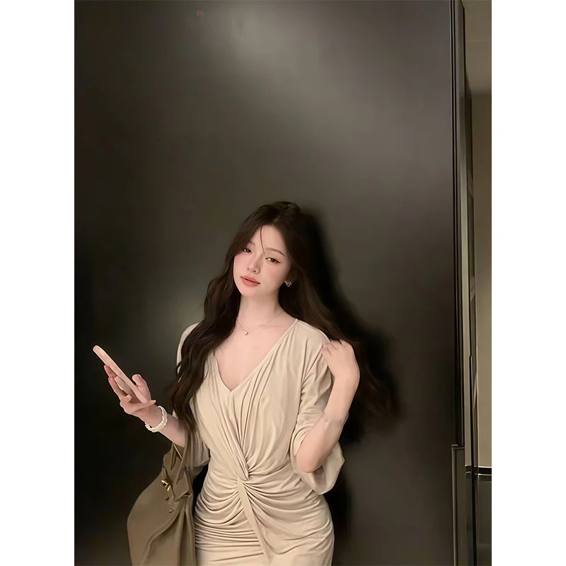 纯欲性感V领露肩半袖连衣裙女夏季新款修身显瘦气质扭结包臀短裙