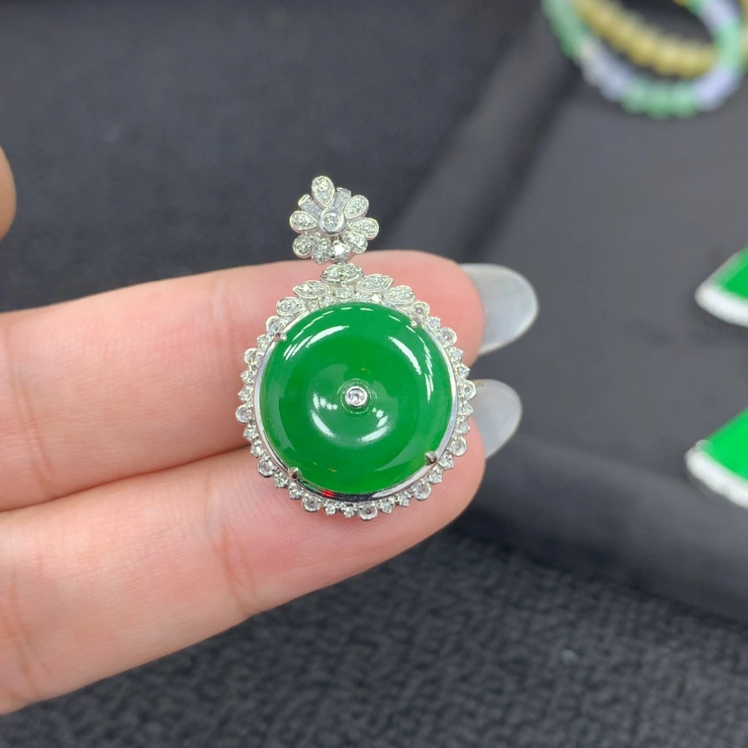 翡翠18K金镶嵌颈饰扣子