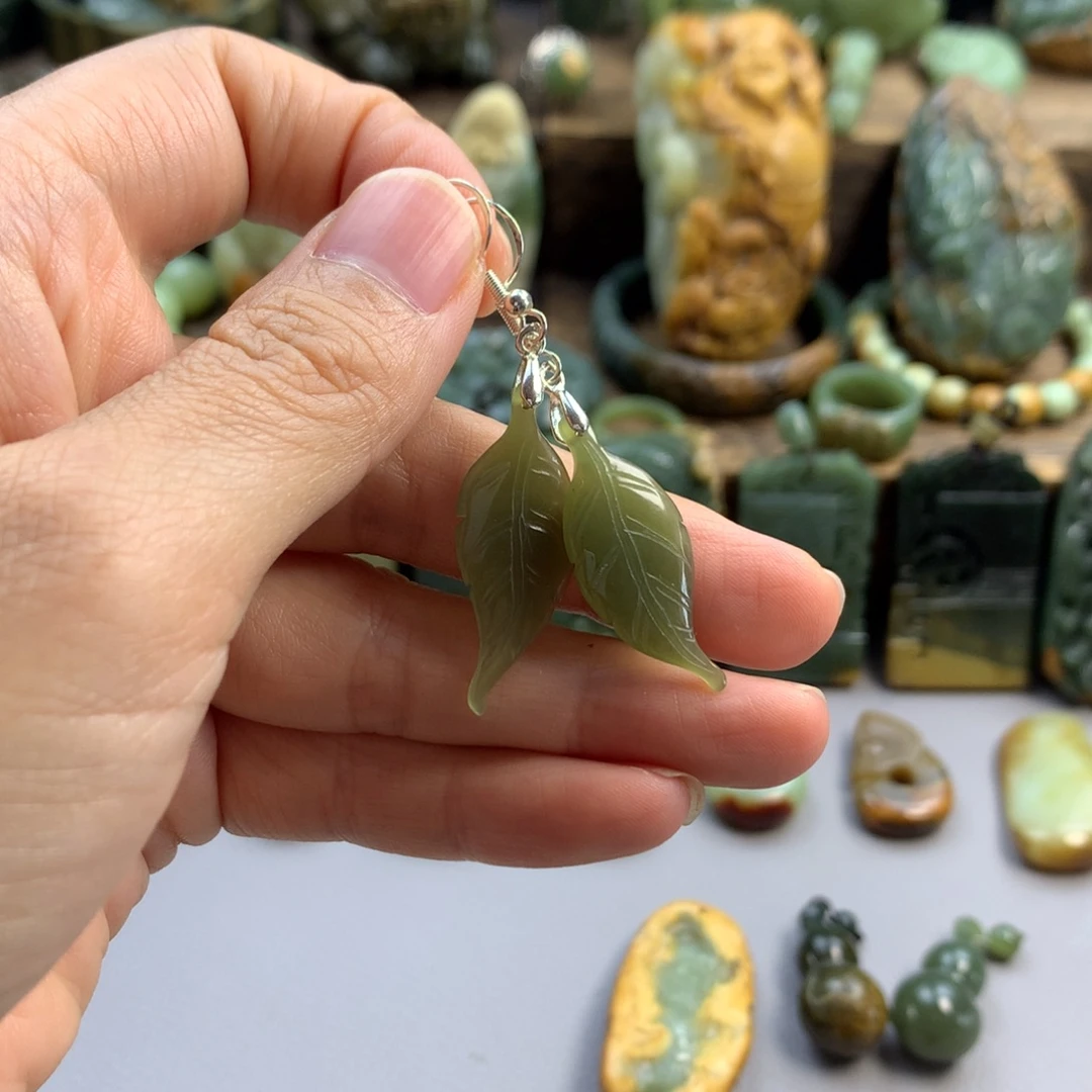 冰***莉岫岩老玉（透闪石质玉）未镶嵌珠宝奇石