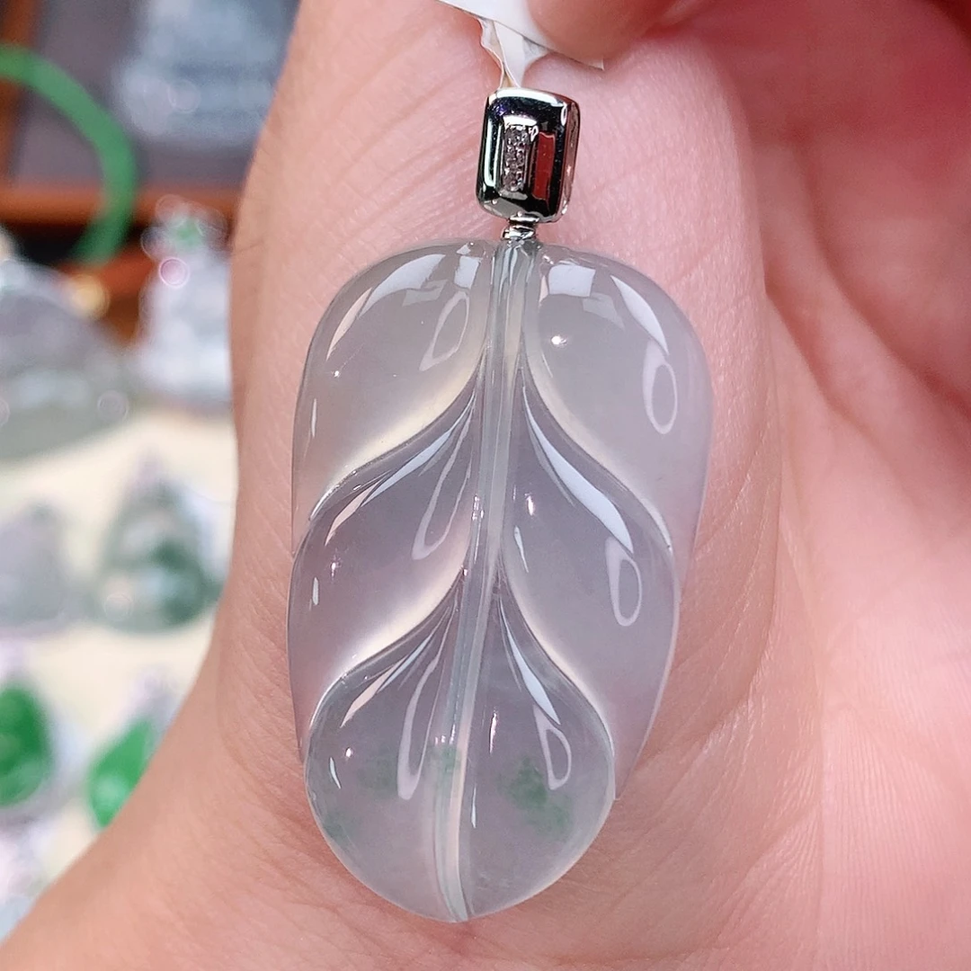 颈饰18K金镶嵌翡翠叶子