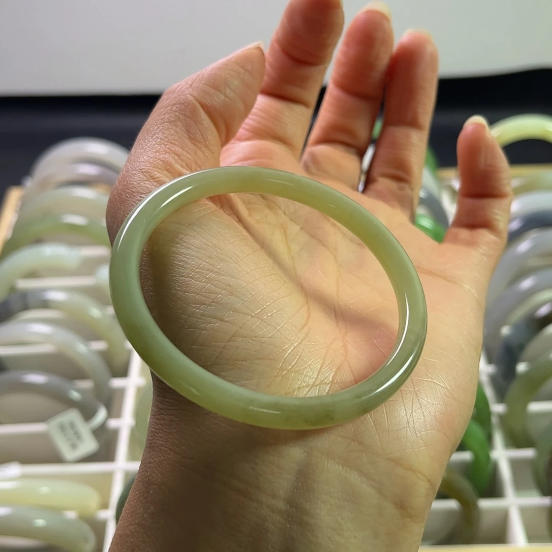 和田玉手镯未镶嵌55圈