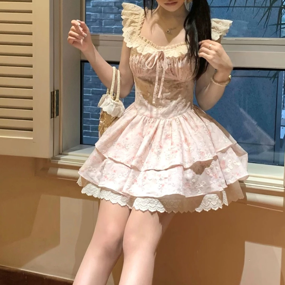 2025小众高级感甜美小飞袖温柔碎花收腰修身显瘦方口领短款连衣裙