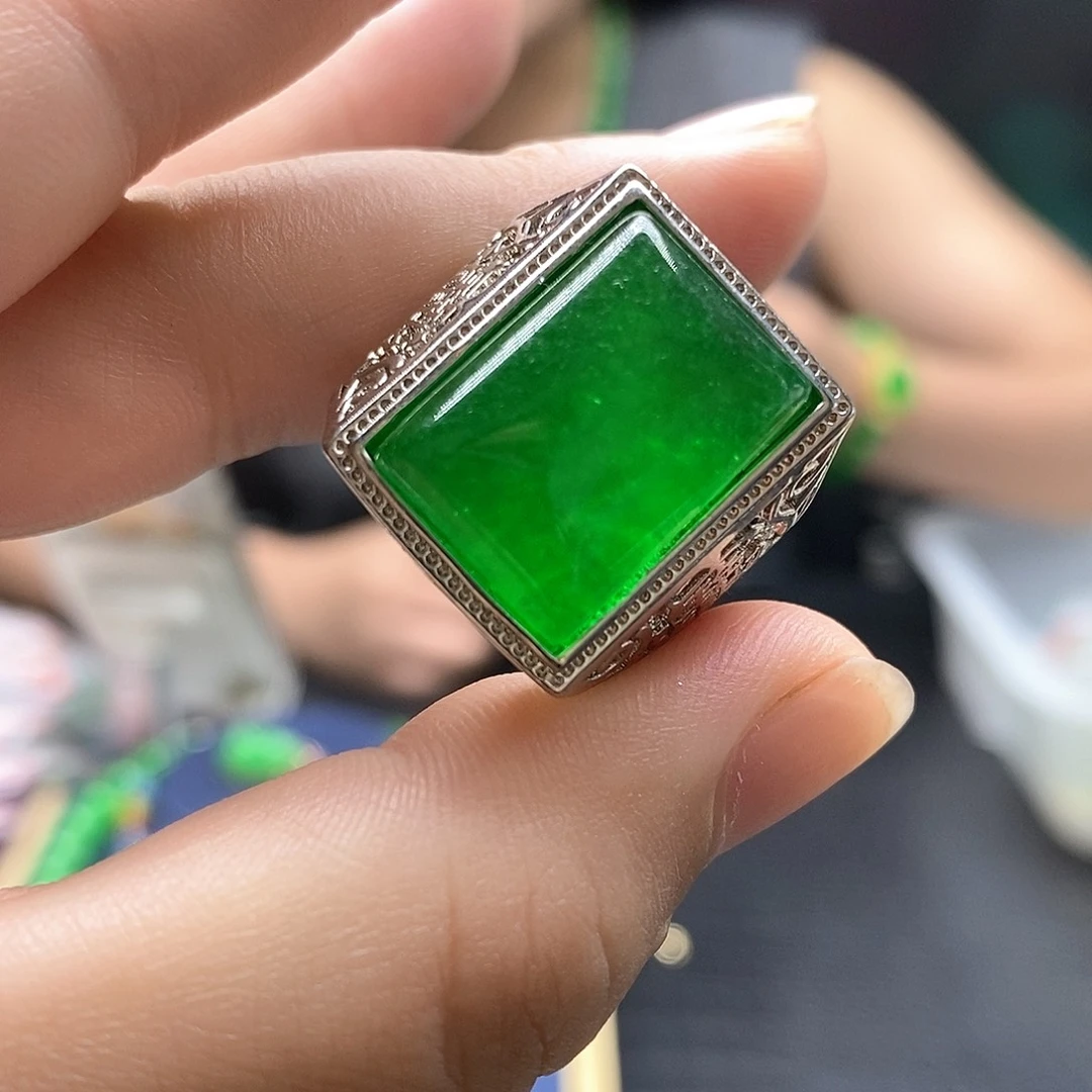 翡翠未镶嵌颈饰老板戒