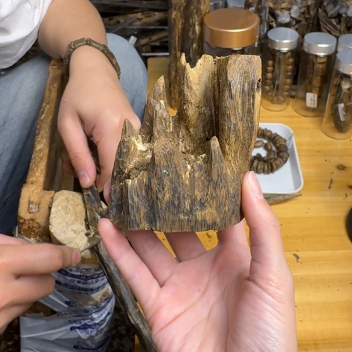 沉香沉香碎屑M***室蓝宝石块料71克