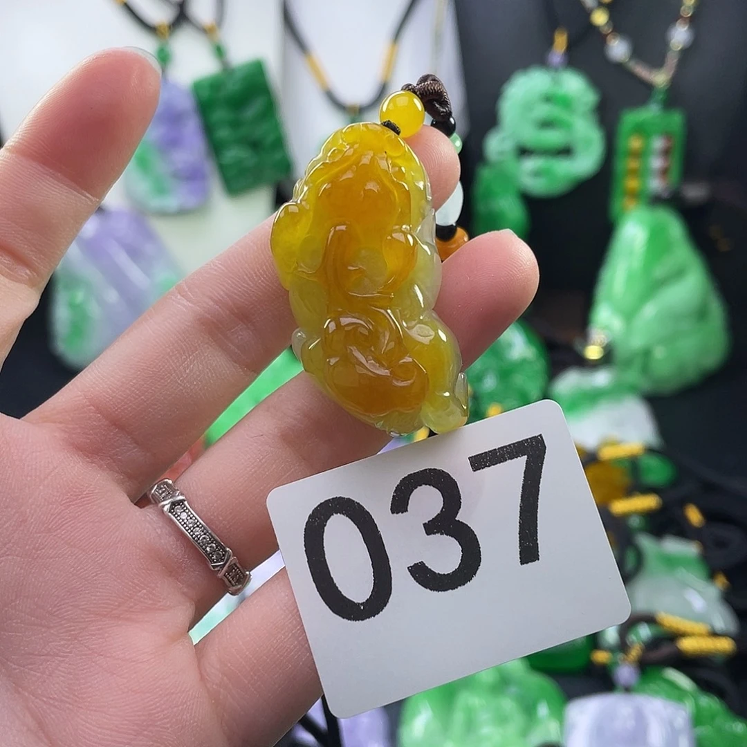 翡翠未镶嵌吊坠(赠链)