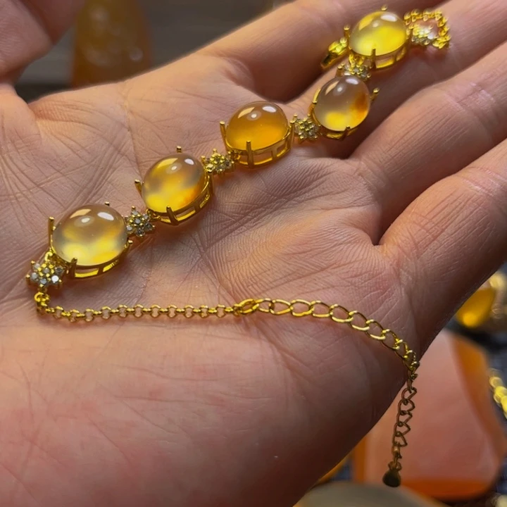 余***石英质玉未镶嵌旦面