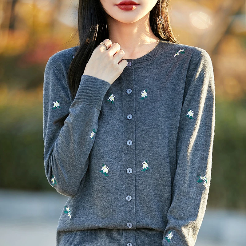 刺绣提花精纺羊毛圆领开衫早春女纯色宽松时尚百搭羊毛针织衫外套