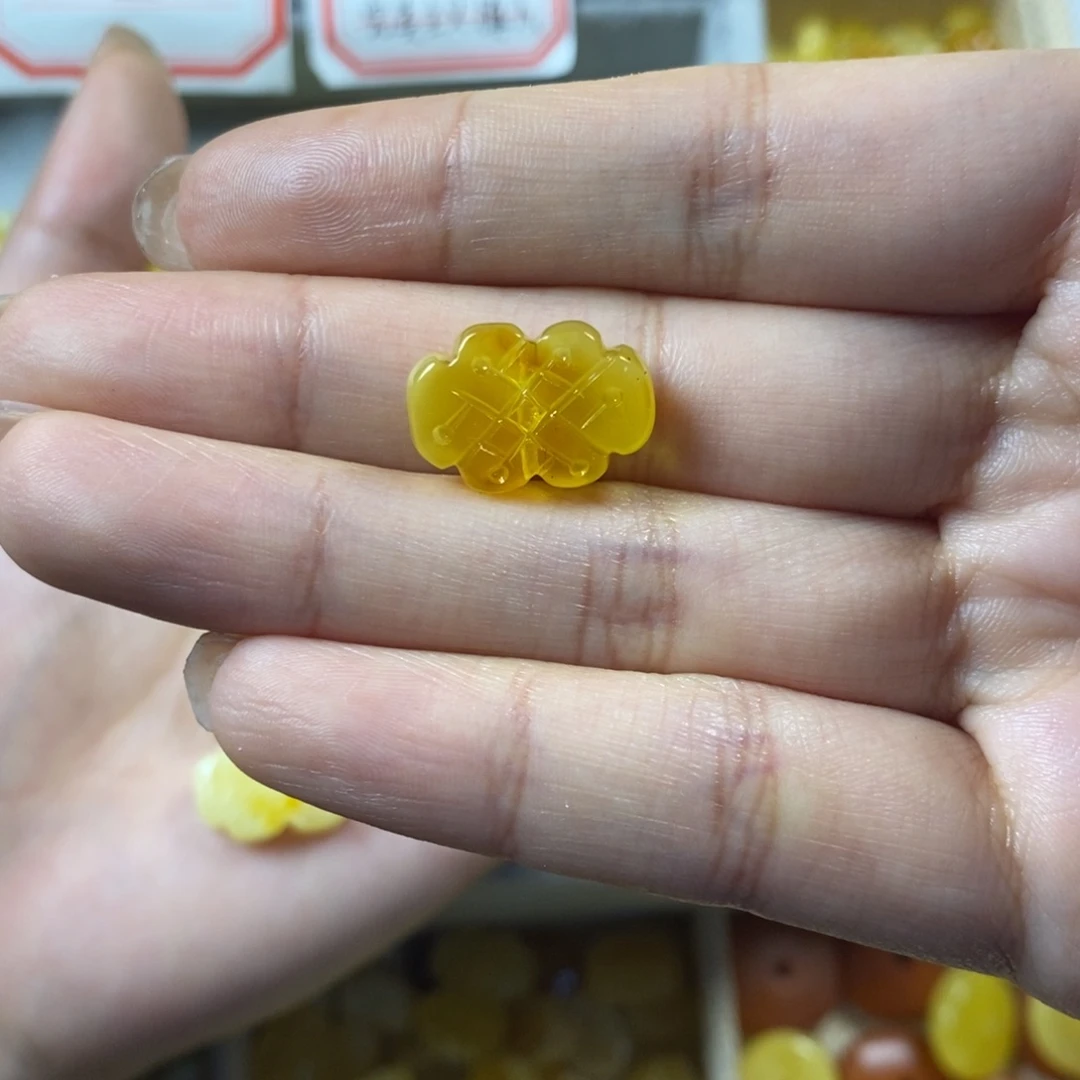 琥珀裸石未镶嵌最***言中国结