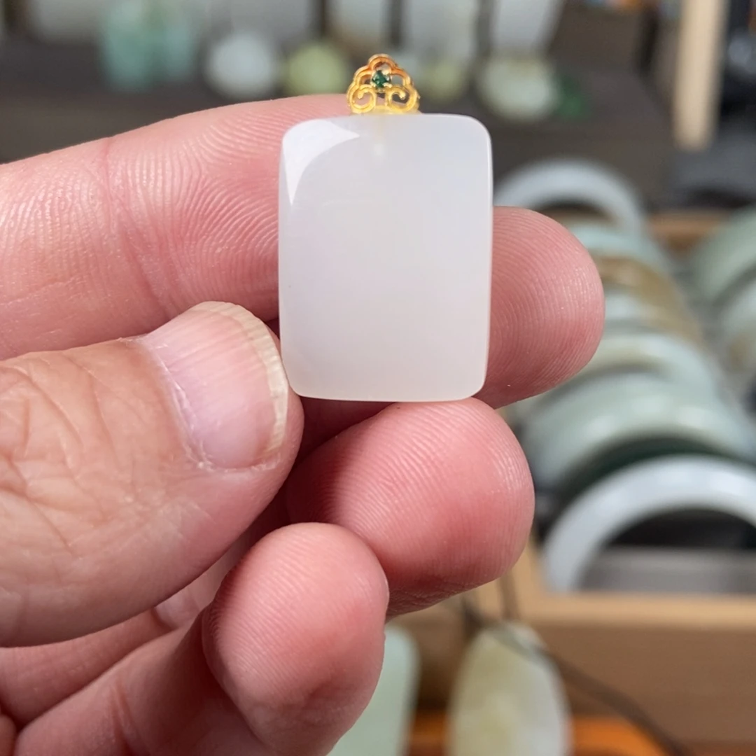 左****和田玉18K金镶嵌颈饰