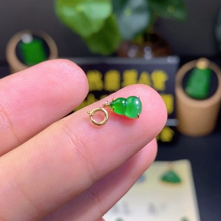 翡翠18K金镶嵌颈饰吊坠