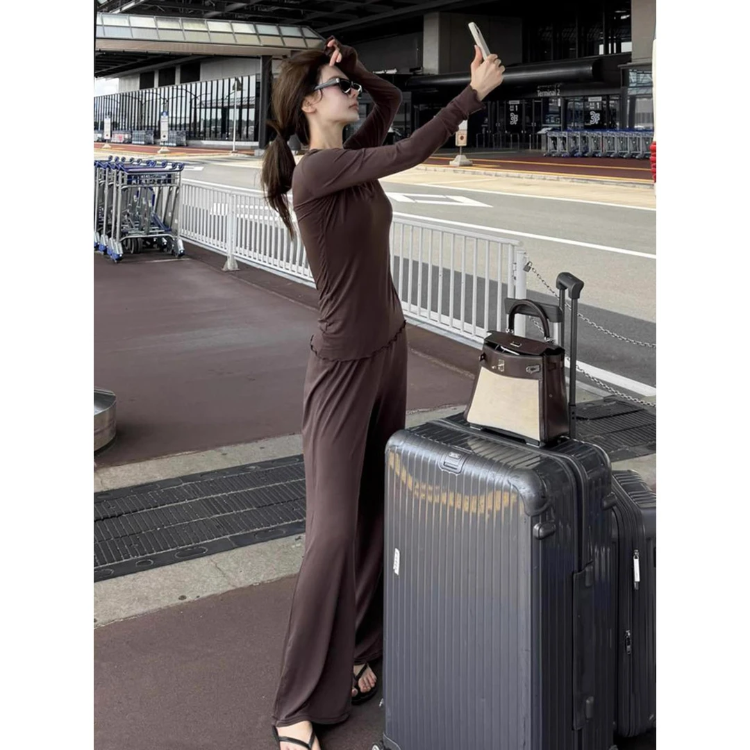 秋季超火一整套大方得体穿搭减龄洋气时尚棕色恤两件套装裤