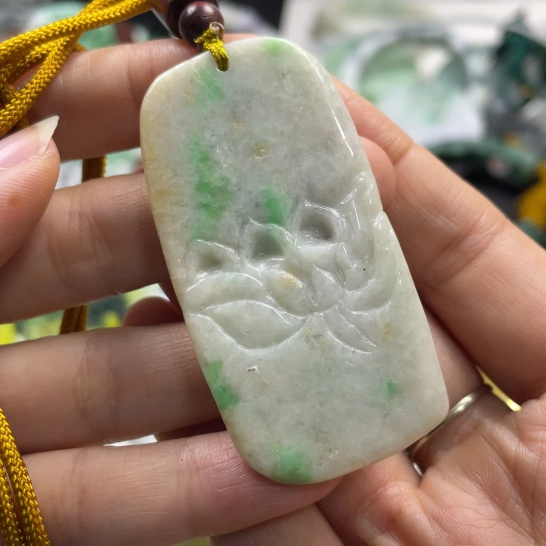 翡翠未镶嵌颈饰牌子