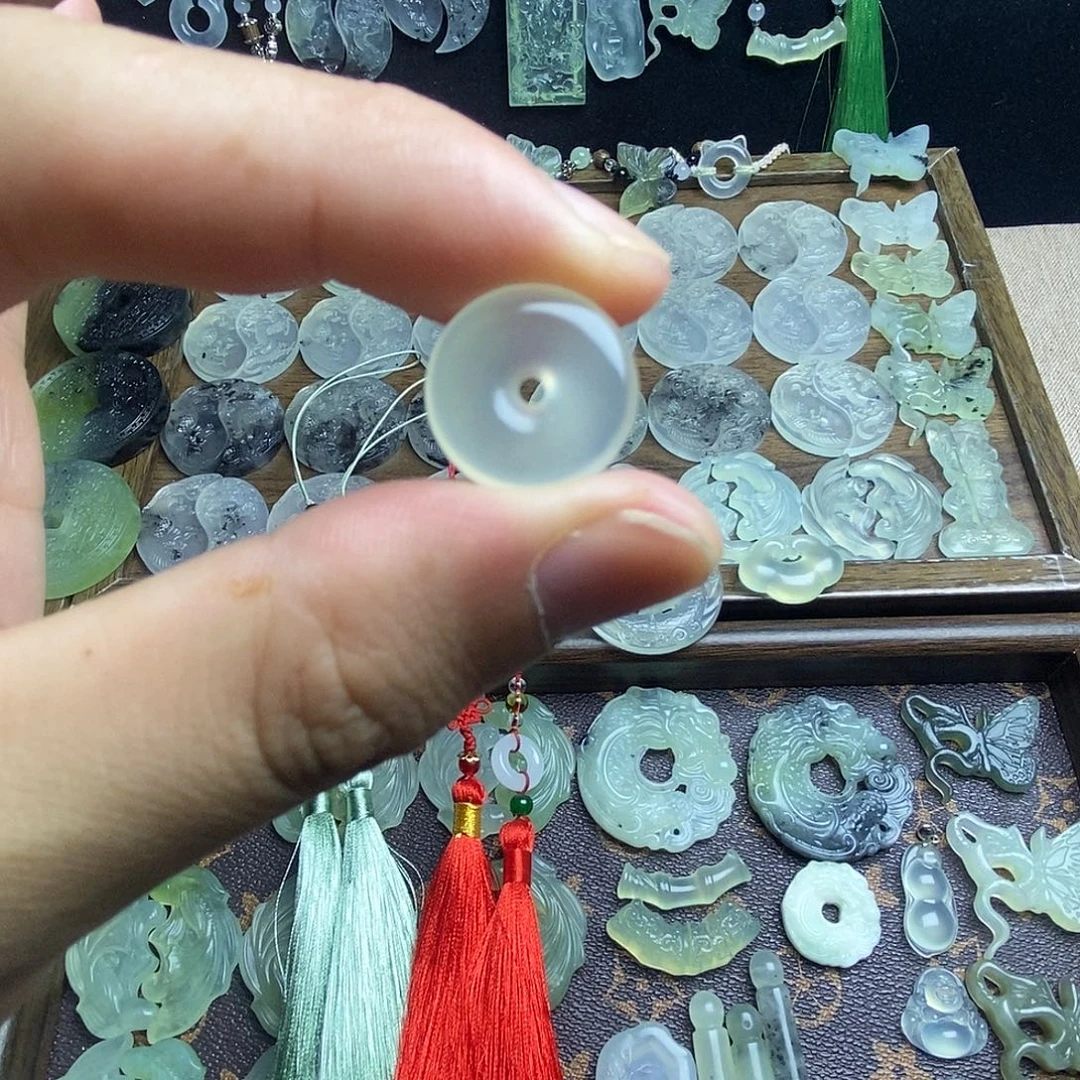 蛇纹石玉未镶嵌颈饰平安扣