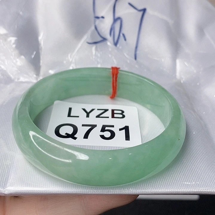 翡翠手镯未镶嵌比****?