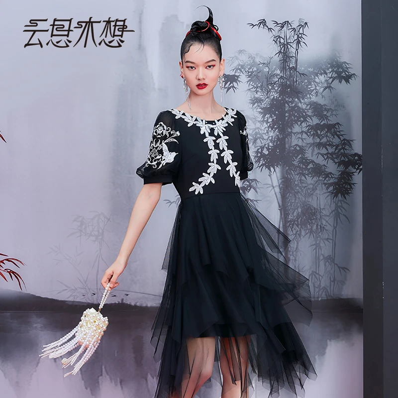 云思木想2023夏季新款设计不规则网纱时尚黑色气质连衣裙10637