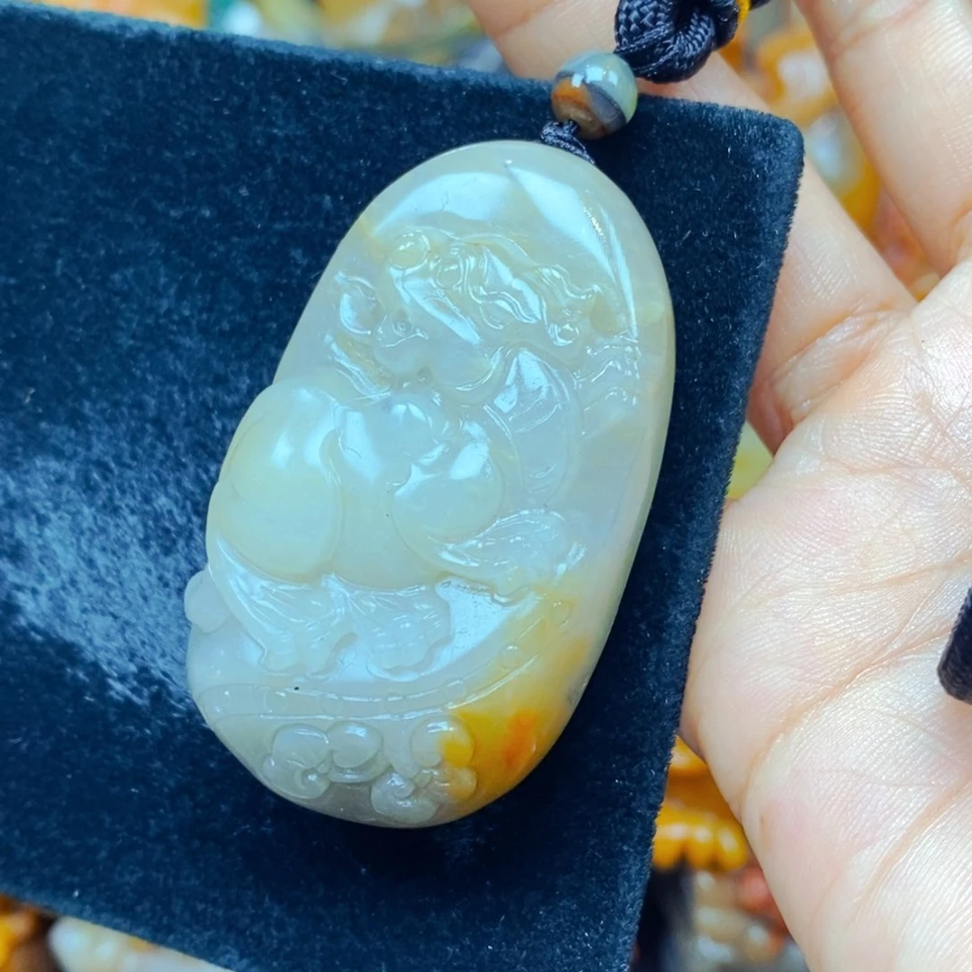 未镶嵌石英质玉（黄龙玉）颈饰