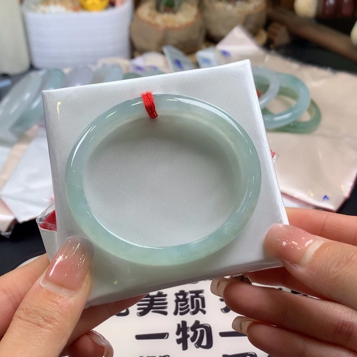 翡翠未镶嵌手镯56贵妃