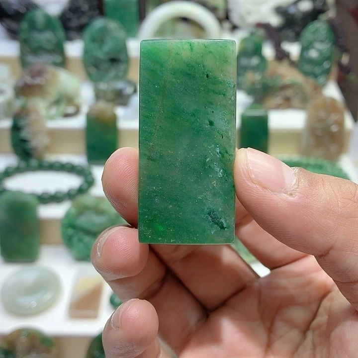 独山玉未镶嵌颈饰