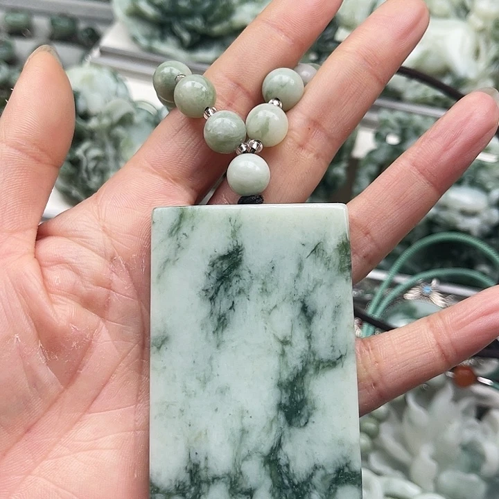 透闪石-蛇纹石玉颈饰未镶嵌