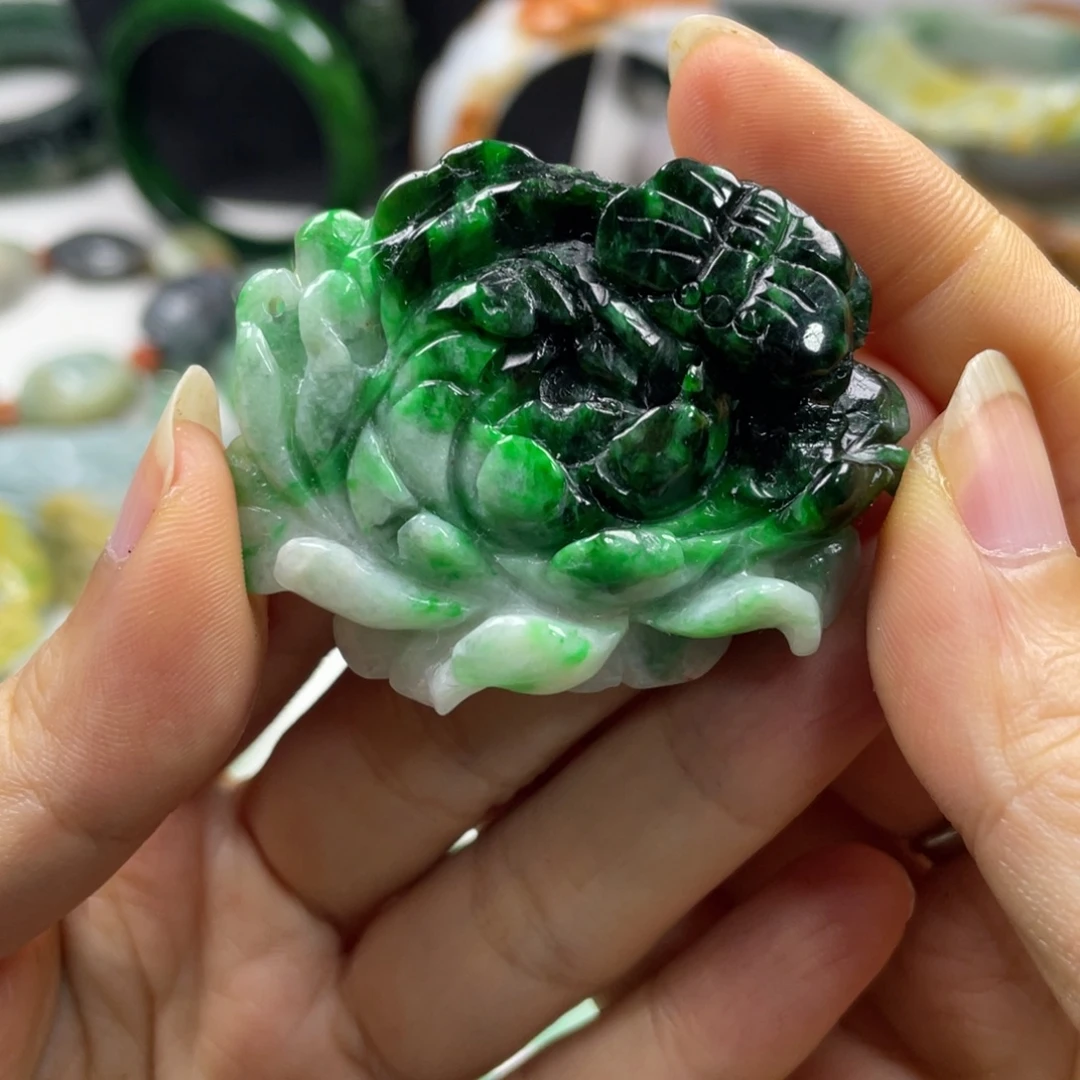 周***）翡翠未镶嵌颈饰牌子