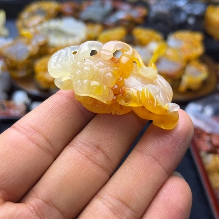 沐***芳石英质玉（黄龙玉）未镶嵌颈饰