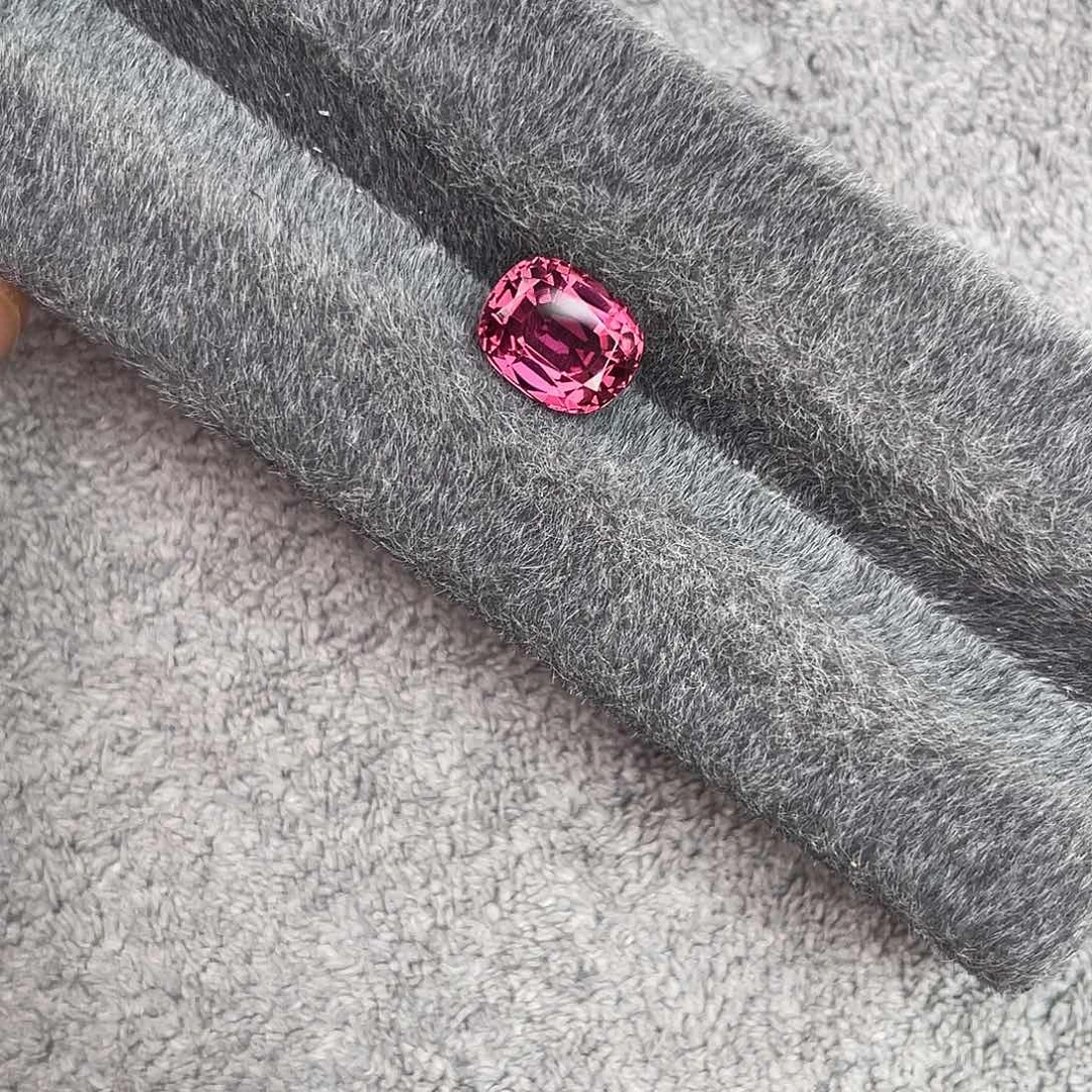 碧玺裸石未镶嵌2.589Ct。