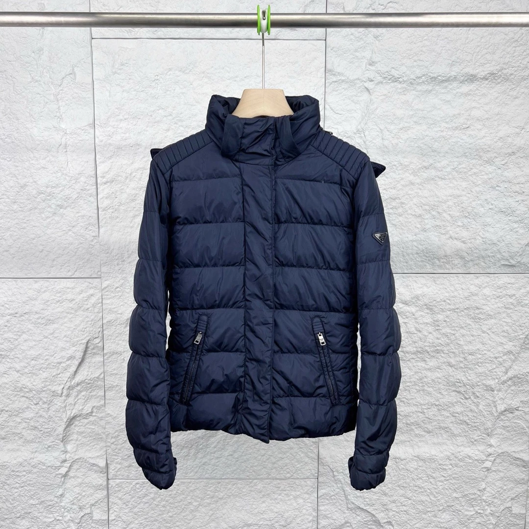 99新 Prada/普拉达 44码/藏蓝色修身收腰连帽羽绒服/14595356