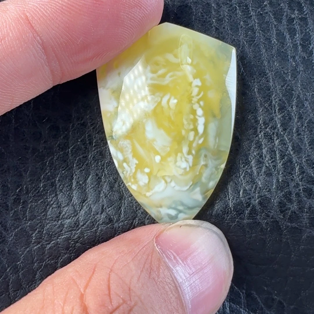 裸石琥珀未镶嵌盾牌