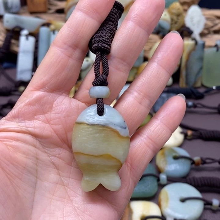 蛇纹石玉未镶嵌颈饰