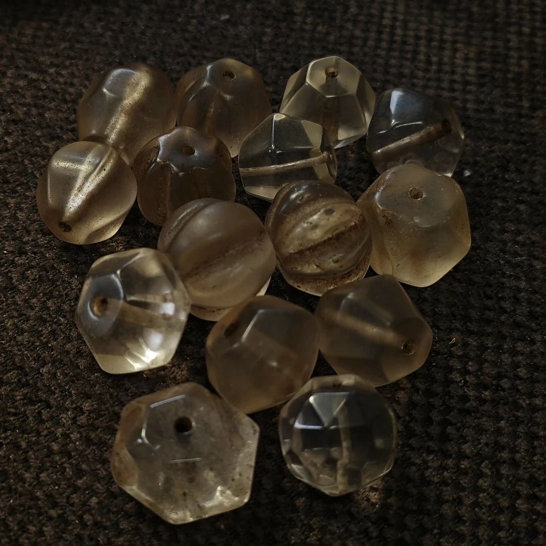 西亚老琉璃单珠（图中多样性一颗）