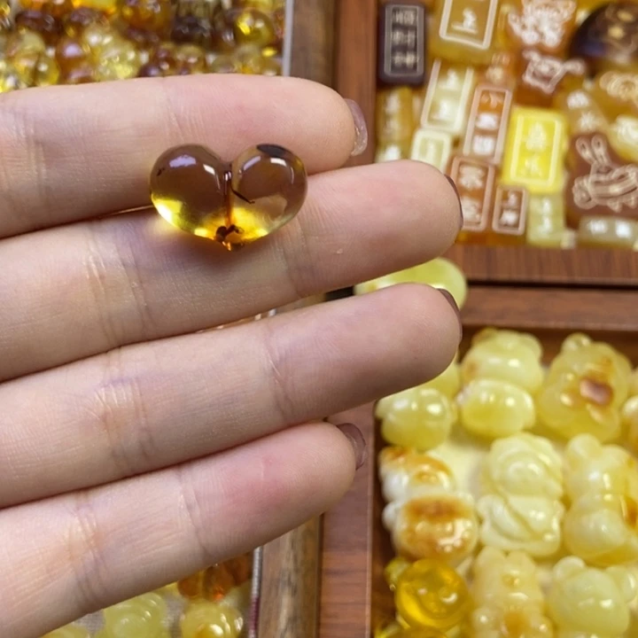 橄榄核吊坠花珀屁桃