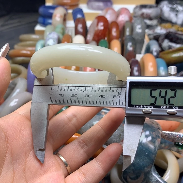 未镶嵌手镯石英质玉