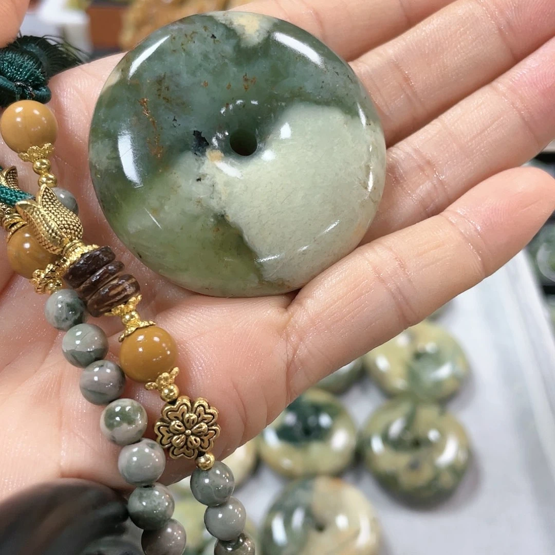 蛇纹石玉颈饰合金闻**悦