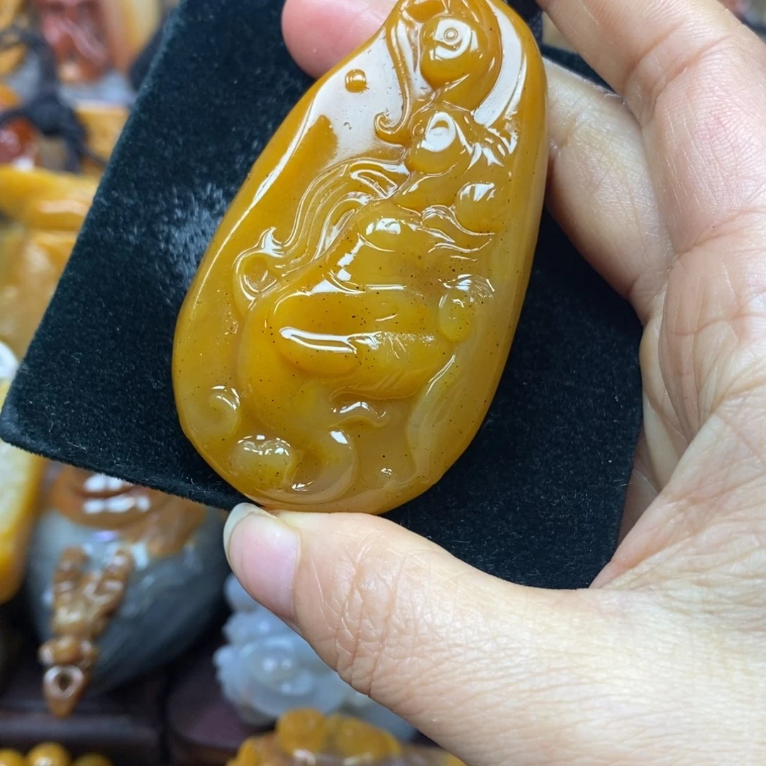 未镶嵌石英质玉（黄龙玉）颈饰