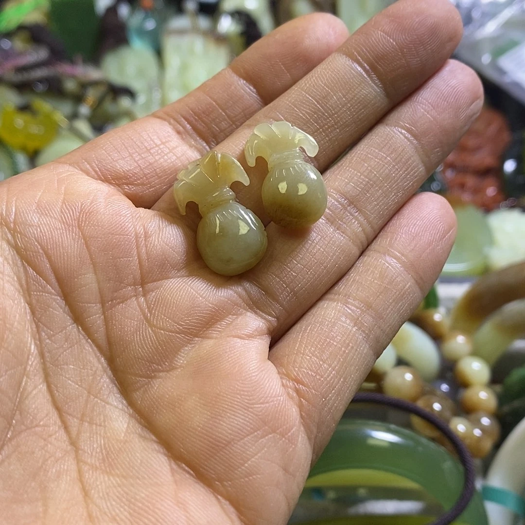 和田玉未镶嵌耳饰一对