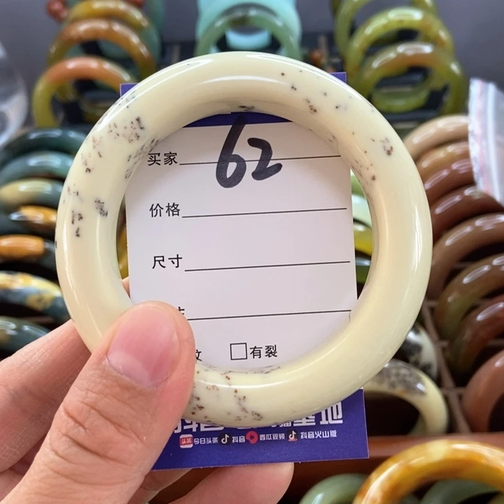 蛇纹石玉手镯未镶嵌小*嫣