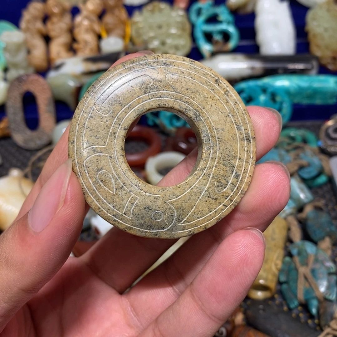 未镶嵌透闪石质玉车挂