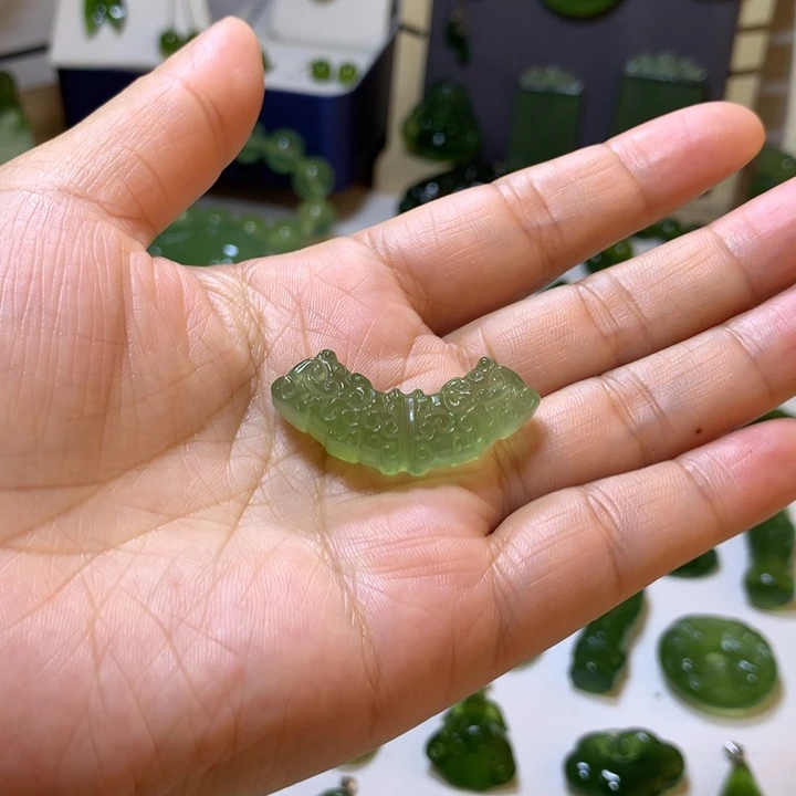 岫玉未镶嵌颈饰吊坠