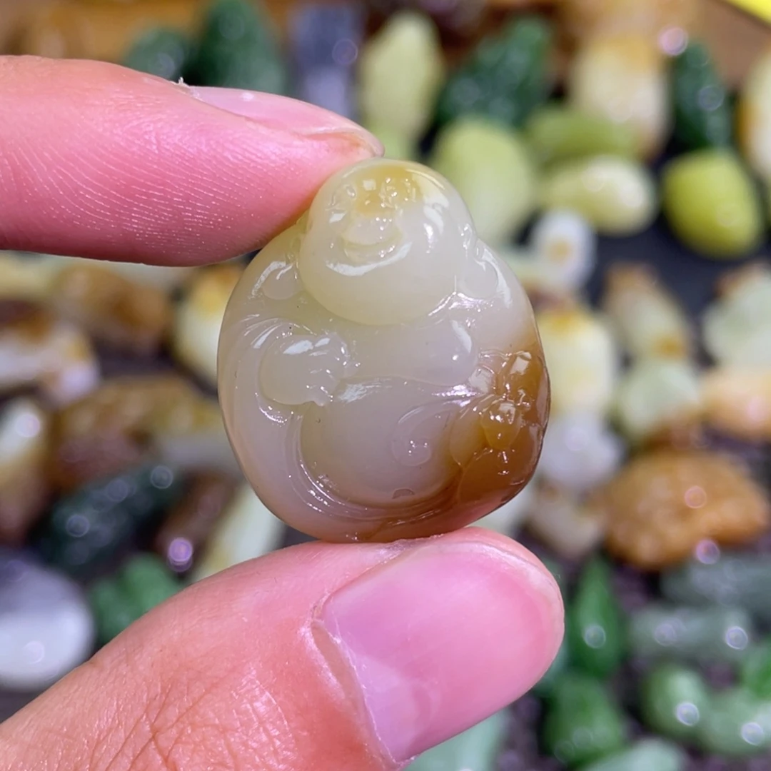 颈饰未镶嵌和田玉且末糖白佛公吊坠