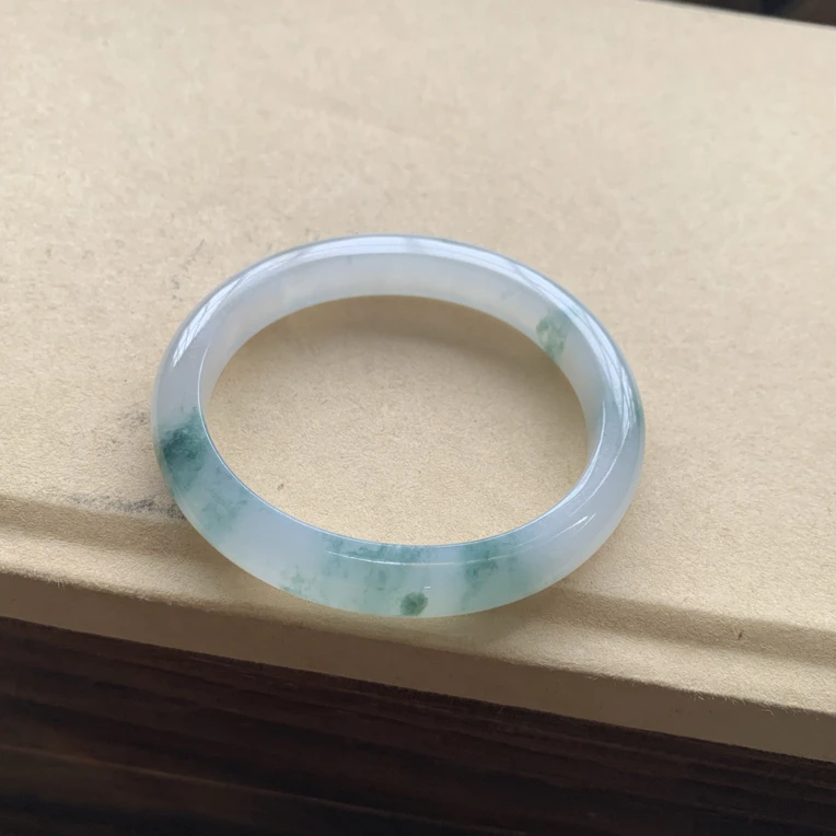 ，冰种飘花贵妃手镯，19800圈口53.5-46.8-9.1-7.3，天然翡翠缅A小纹