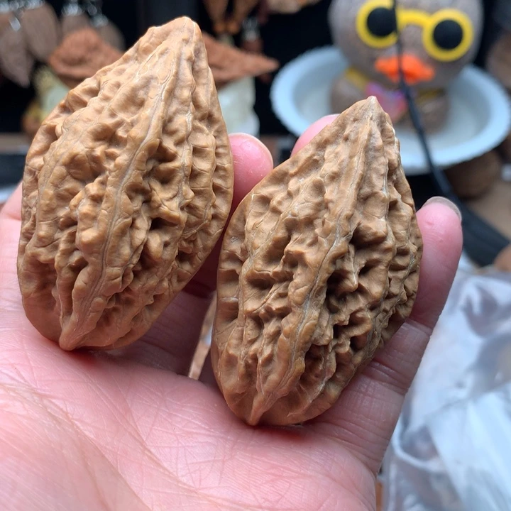 向***看文玩核桃吊坠小武核桃丈天尺