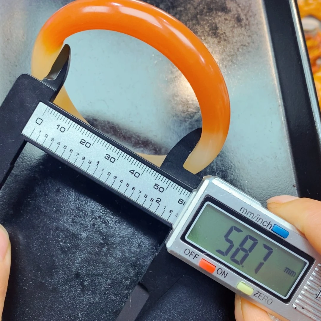 未镶嵌石英质玉（黄龙玉）颈饰