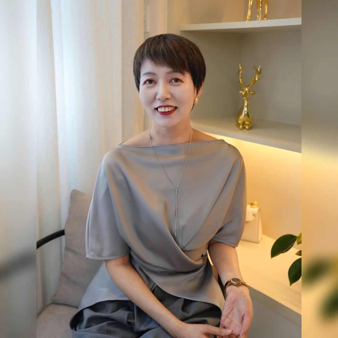 【YAN】一字领不规则交叉绑带缎面醋酸上衣 # SSSG24L030-A5524